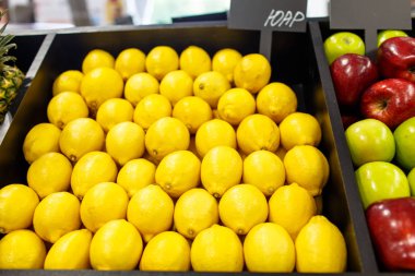 Süpermarket raflarında limon vardır