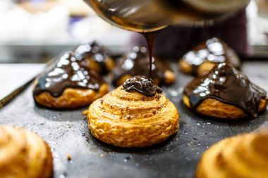 Pasta şefi dökülen erimiş çikolata, yuvarlak rulo puf pas