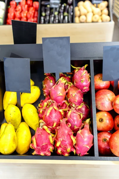 Pitahaya i papaja na półkach w supermarkecie — Zdjęcie stockowe