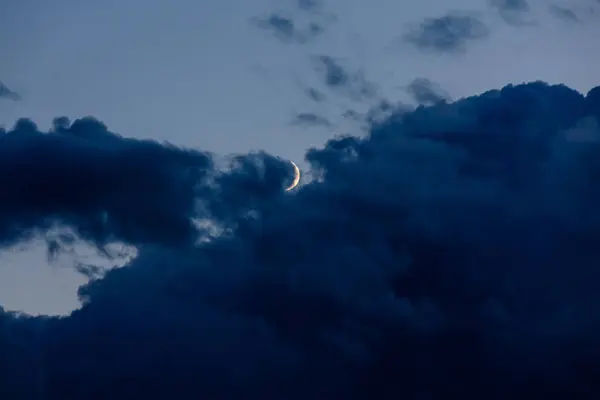 Восходящая луна и темные облака в вечернем небе . — стоковое фото