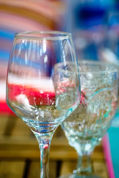 Copos de vinho e uma vela acesa na mesa, à noite . — Fotografia de Stock