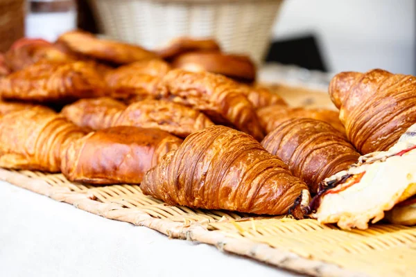 Des croissants frais reposent sur le comptoir d'un petit magasin — Photo