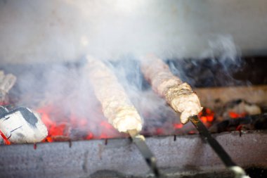 Kebap ızgara duman kavrulmuş.