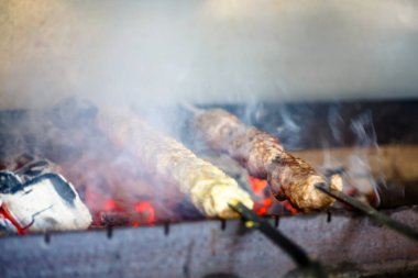 Kebap ızgara duman kavrulmuş.
