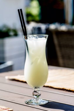 Sarı Limonata limon masada cam dan. Su