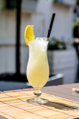 Sarı Limonata limon masada cam dan. Su