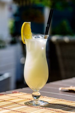 Sarı Limonata limon masada cam dan. Su