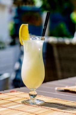 Sarı Limonata limon masada cam dan. Su