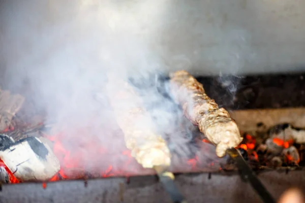 Kebab a pörkölt, a grill, a füst. — Stock Fotó