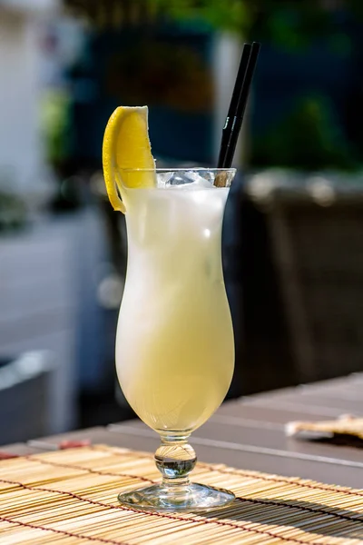 Sarı Limonata limon masada cam dan. Su