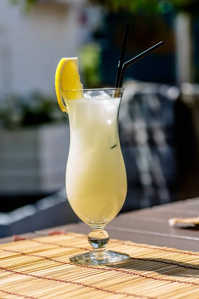 Sarı Limonata limon masada cam dan. Su