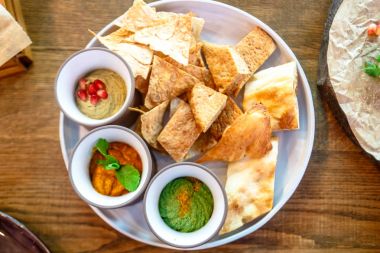 Plaka üzerinde farklı ekmek ve soslar parçaları nelerdir.