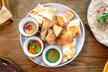 Plaka üzerinde farklı ekmek ve soslar parçaları nelerdir.