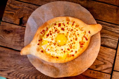 Geleneksel Gürcü pasta - Acara khachapuri.