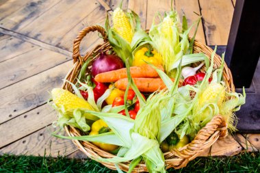 Sepete sebzedir. Mısır, soğan, havuç, biber, garli