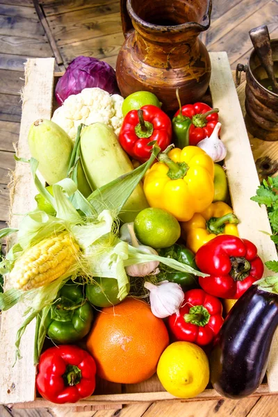 Légumes et fruits différents : orange, citron, maïs, aubergine , — Photo
