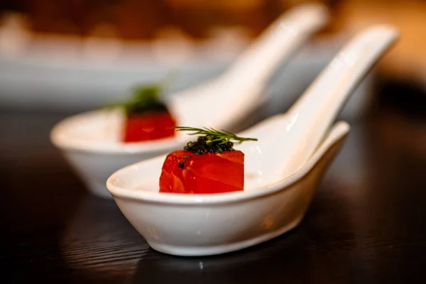 Küp ham tuna üzerinde bir Japon kaşık çorba için övgü o yapıldı. — Stok fotoğraf