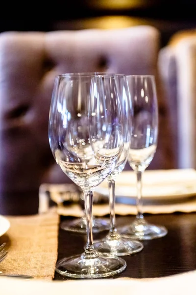 Leere Weingläser stehen auf einem Tisch im Restaurant. — Stockfoto