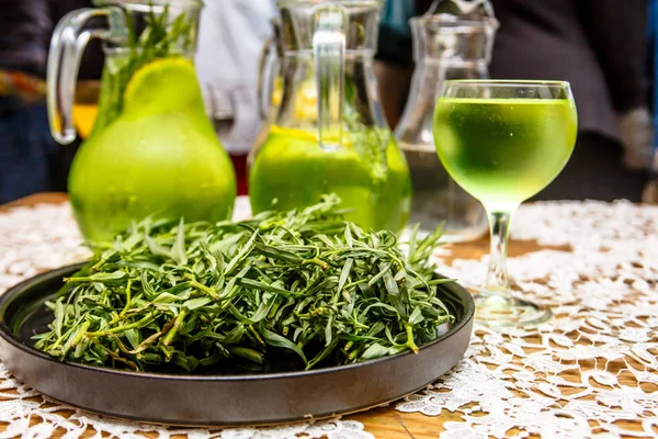 Pelyněk estragon (estragon) a limonádu z něj. — Stock fotografie