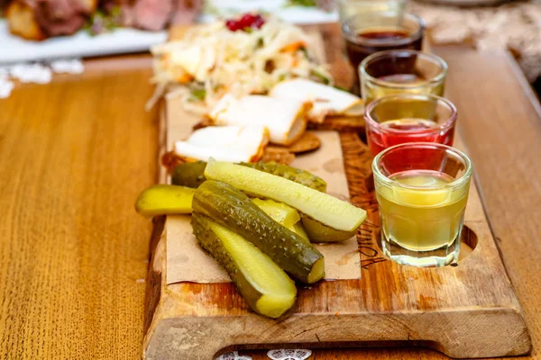 Traditionella ryska snacks: kål, gurka och alkoholhaltiga dri — Stockfoto