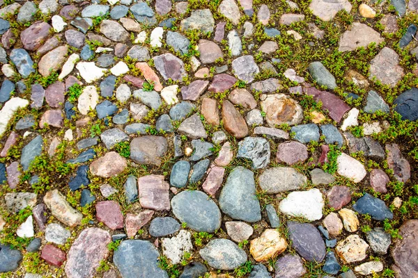 Pavimento (carretera) pavimentado con piedras de colores . — Foto de Stock