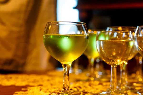 Yeşil limonata veya kokteyl cam şarap gözlük. — Stok fotoğraf