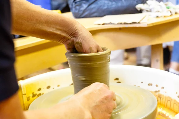 Una alfarería. Maestro en el círculo hace un jarrón de arcilla . — Foto de Stock