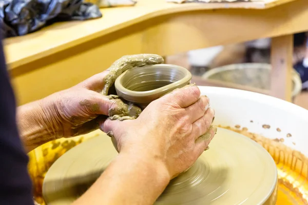 Keramika. Mistr na kruhu dělá vázu z hlíny. — Stock fotografie
