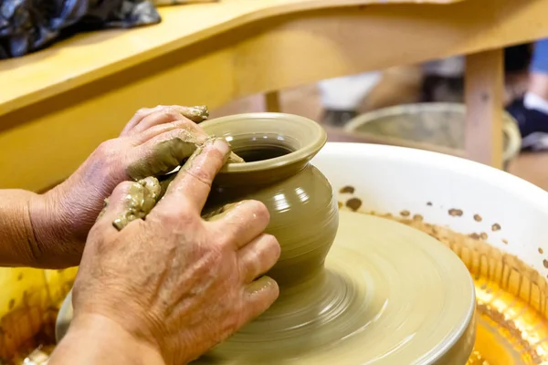 Кераміка. Майстер на колі робить вазу з глини . — стокове фото