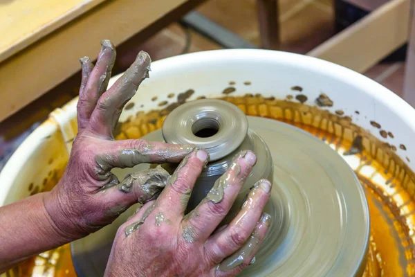 Una alfarería. Maestro en el círculo hace un jarrón de arcilla . —  Fotos de Stock