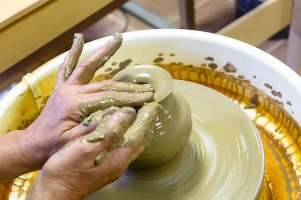Uma cerâmica. Mestre no círculo faz um vaso de barro . — Fotografia de Stock