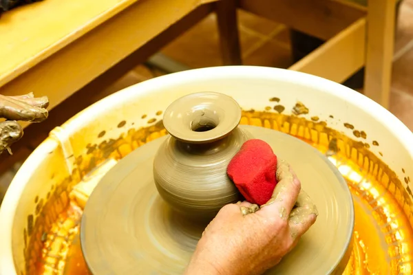 Une poterie. Maître sur le cercle fait un vase d'argile . — Photo
