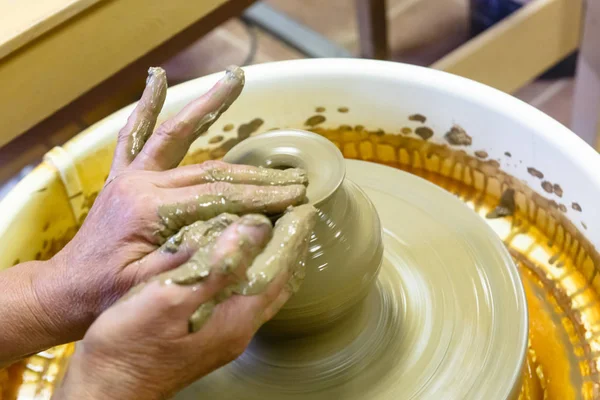 Une poterie. Maître sur le cercle fait un vase d'argile . — Photo