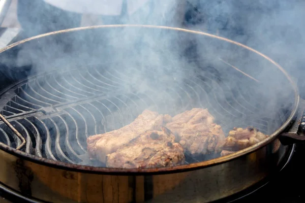 Carne, salsichas e legumes cozidos na grelha. Churrasco . — Fotografia de Stock