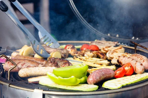 Vlees, worsten en groenten gekookt op de grill. Barbecue. — Stockfoto