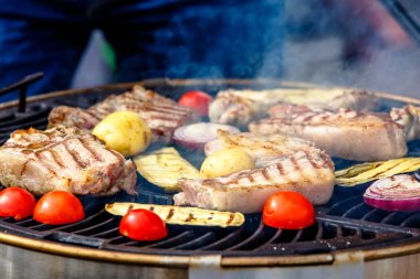 Et, sosis ve sebzeleri ızgarada pişirilir. Barbekü.