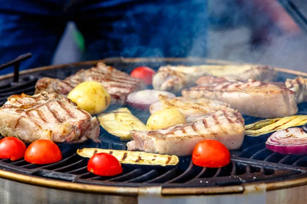 Carne, salsichas e legumes cozidos na grelha. Churrasco . — Fotografia de Stock