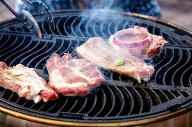 Et, sosis ve sebzeleri ızgarada pişirilir. Barbekü.