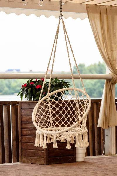 Round swinging chair in the gazebo outdoors. Summer — Stock Photo, Image