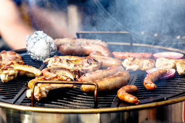 Et, sosis ve sebzeleri ızgarada pişirilir. Barbekü.