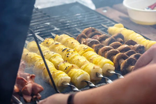 Vlees, worsten en groenten gekookt op de grill. Barbecue. — Stockfoto