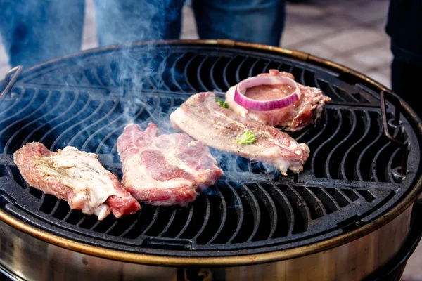 Kött, korv och grönsaker tillagas på grillen. Grillplats. — Stockfoto