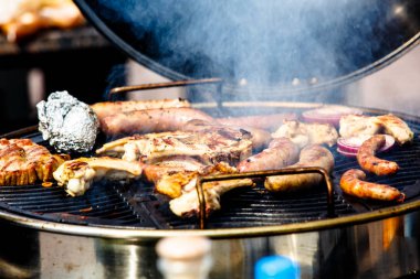 Et, sosis ve sebzeleri ızgarada pişirilir. Barbekü.