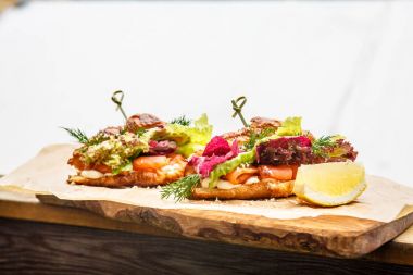 Kruvasan somon ve marul bir kağıt yatıyor.