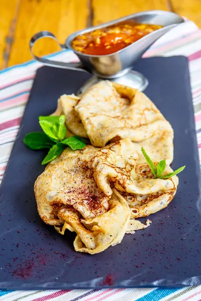 Ryska pannkakor med sylt är på plattan. Frukost — Stockfoto