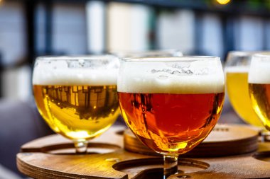 Kırmızı bira gözlük döktü farklı çeşitleri.