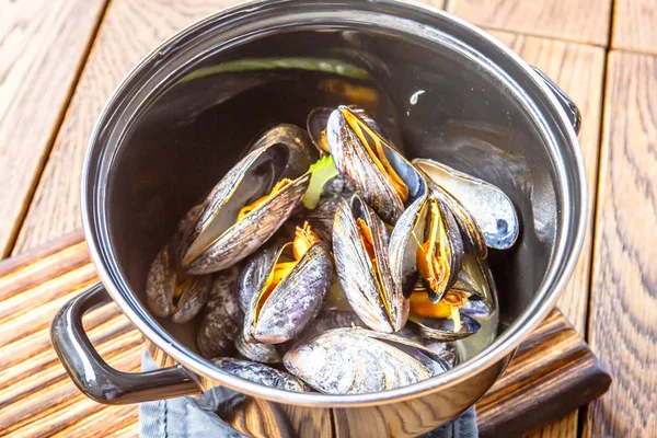 Mussels in sauce are in the pot. — Stock Photo, Image