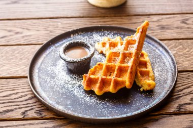 Berry sos ve crème fraiche ile Viyana waffle p vardır