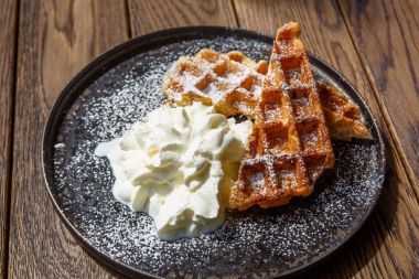 Berry sos ve crème fraiche ile Viyana waffle p vardır