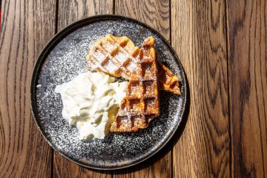 Berry sos ve crème fraiche ile Viyana waffle p vardır